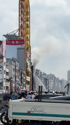 Kebakaran di Namba, Osaka terjadi pada hari Senin, 18 Agustus 2025 di sebuah gedung di kawasan Dotonbori. Insiden ini menyebabkan tiga orang dilarikan ke rumah sakit karena menghirup asap. Kebakaran terjadi di lantai pertama gedung tersebut dan dilaporkan ke pemadam kebakaran sekitar pukul 09.50 waktu Jepang.  #kenshuseijapan🇮🇩🇯🇵🎌 #japan #fypシ #nanba #japanese 