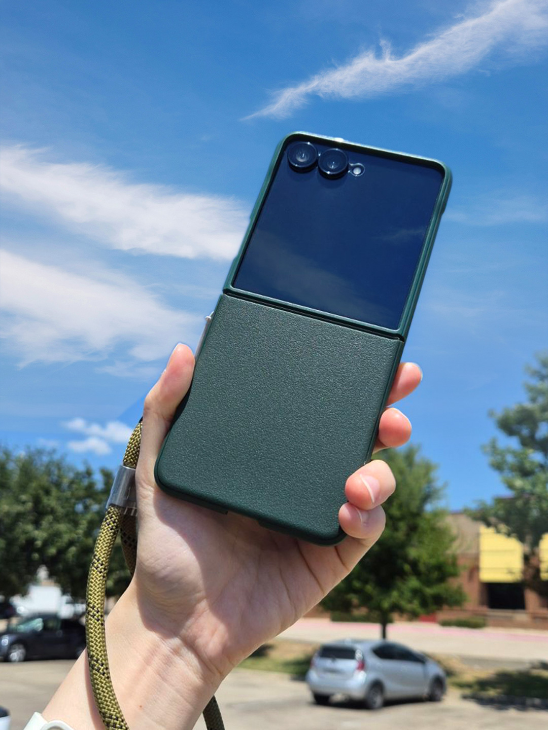 Tough by Nature. Sleek by Design. Meet the Dark Green Ringke Onyx for Galaxy Z Flip 7. See more in our #linkinbio #GalaxyZFlip7 #RingkeOnyx