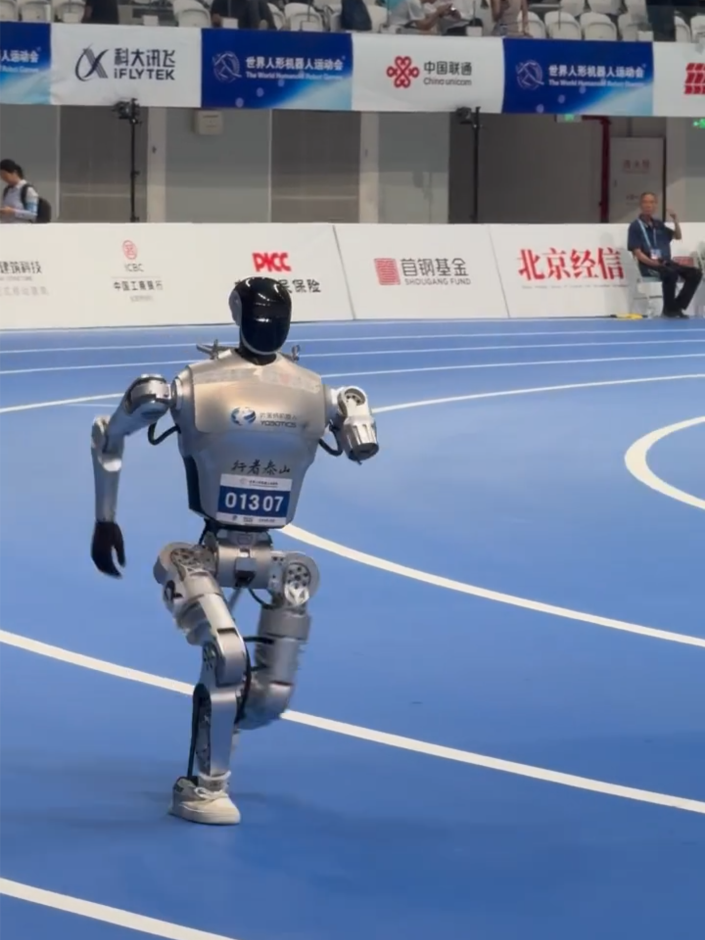 Chine# Lors de l'épreuve de 1500 mètres aux Jeux mondiaux des robots humanoïdes, un robot a persisté jusqu'à l'arrivée malgré une fracture du bras gauche !
