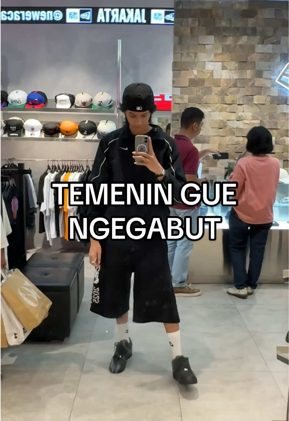 Ngegabut di 17 agustusan, efek udah lama ga keluar dan ngerasa pengen keliling keliling dan olahraga tipis tipis aja #belanja #shopping #jacket #sneakers #vans #padel #videolebihpanjang 