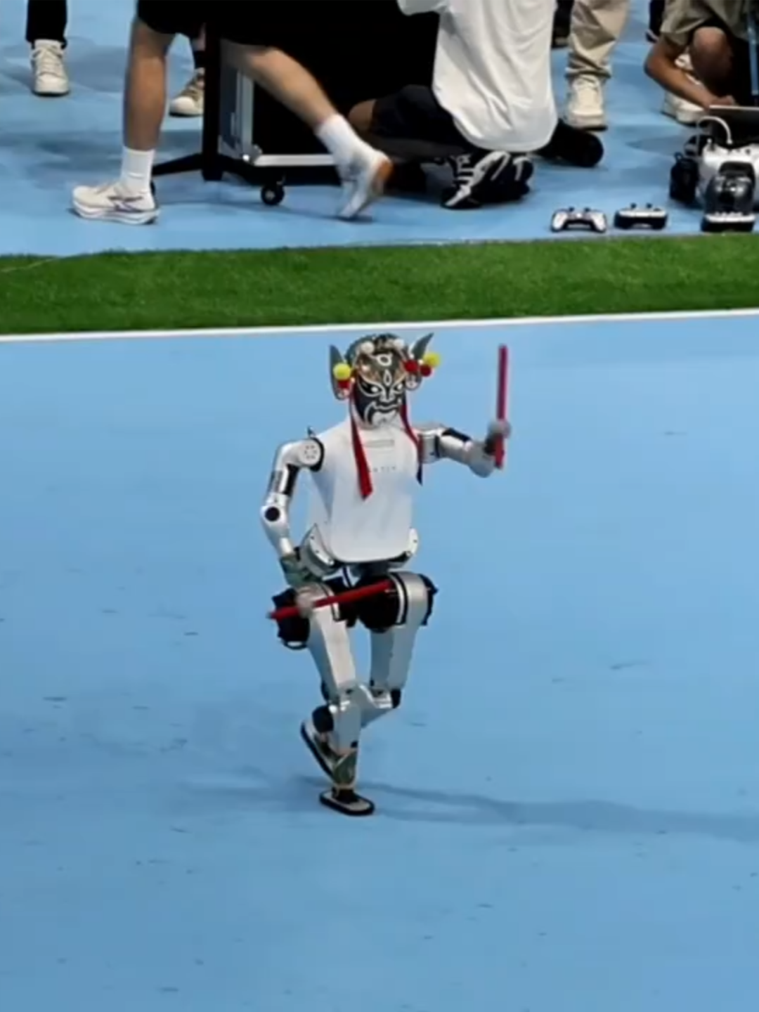 Chine# Un salto parfait du petit robot aux Jeux mondiaux des robots humanoïdes à Beijing !