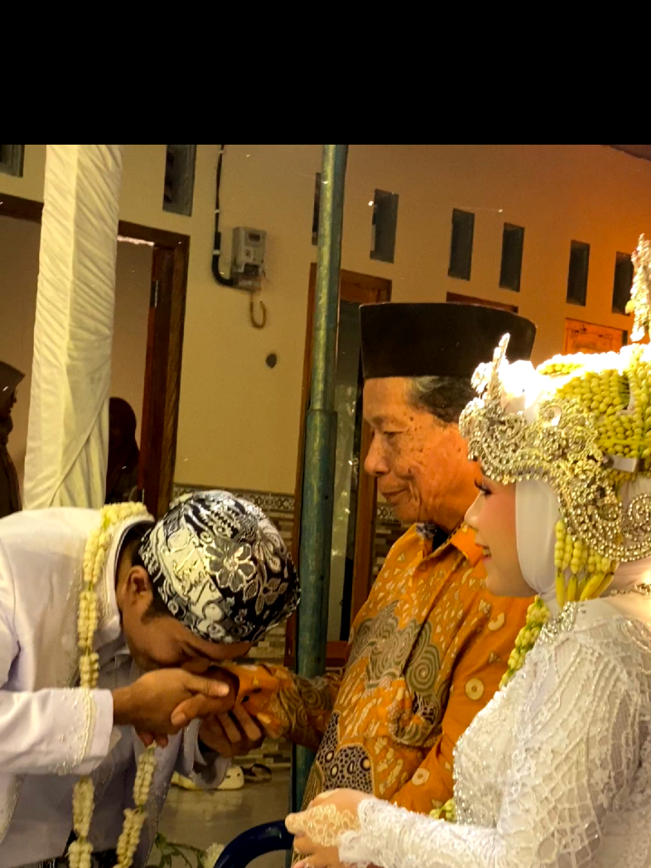 Lucunyaaa perkara jodoh ini. Tunangan Mei 2023 Putus (batal nikah) dua bulan setelah tunangan. Balikan akhir 2024 Menikah 4 Agustus 2025. Akhirnya berhasil mengalahkan 40 syetan, walaupun sebelumnya kita sempat kalah 😆 i love you suamikuuu  #jawasunda #menikah #tunangan 