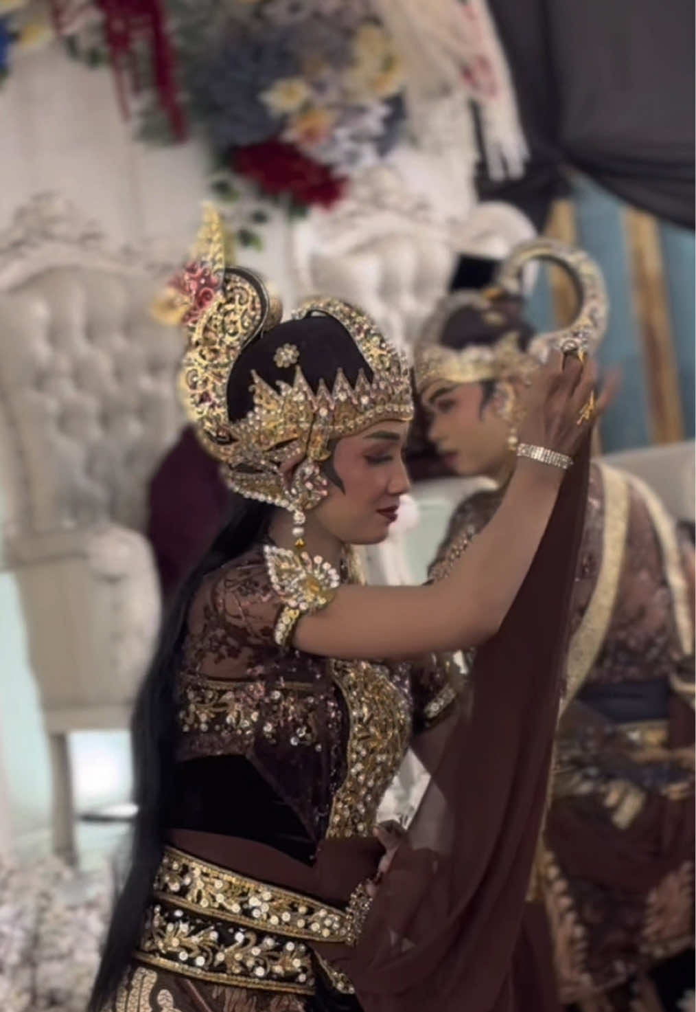 📍Bumi Setia Mataram, Seputih Mataram, Lampung Tengah 18 AGUSTUS 2025 Hallo para catin” Lampung Timur & Sekitarnya 🥰 Masih bingung untuk mewujudkan Wedding Dreams Adat Jawa di Lampung Timur & Sekitarnya? Tenang 🤗 Jangan kawatir ya kakak , SANGGAR SENI WOROWATI (Ponorogo - Surakarta) hadir membuka sanggar kedua di LAMPUNG TIMUR , Siyap membantu mewujudkan impian Wedding Dreamsmu yang BERKESAN, INDAH & SAKRAL ✨ serta menikmati Indahnya Tarian Klasik Gaya Surakarta yang penuh makna, filosofi & Do’a buat kedua pengantin 🥰 dan juga Langsung dari Penari Profesional pastinya sudah memiliki kwalitas & berpengalaman di bidang Tari serta dengan Kostum yang Premium akan menjadi acaramu lebih berkesan Indah & juga totalitas dalam Make Up nya 🤩🥰🥰 untuk Boking jangan lupa di jauh” bulan ya kakak🤩 untuk cari aman supaya kebagian tanggalnya di hari spesialmu 🤗🥰 PROFESIONAL JAVANESE TRADITIONAL WEDDING PROCCESION & Cucuk Lampah Tari Klasik Gaya Surakarta dari Sanggar Seni Worowati Lampung Timur (from Ponorogo - Surakarta) info PL & job 0856-9131-6666 ☺️🙏🏻 #fyp #dance #sanggartari #lampungtimur #lampung #taritradisi #tariklasikgayasurakarta #cucuklampah #cucuklampahlampungtimur #sanggarseniworowati #tariklasik #cucuklampahlampung #cucuklampahlampungtimur #isisurakarta #penarijawa #penarisurakarta 
