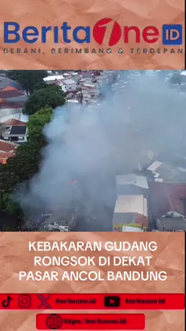 Kebakaran melanda bangunan dikawasan pasar ancol Bandung, tepatnya dijalan Cilentah, Senin 18 Agustus 2025 . #beritaone #fypviralシ #kebakaran #bandung 