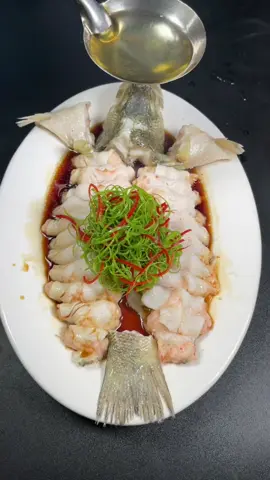 鲈鱼新吃法就是搭配虾滑一起蒸，好吃好看也美味哦
