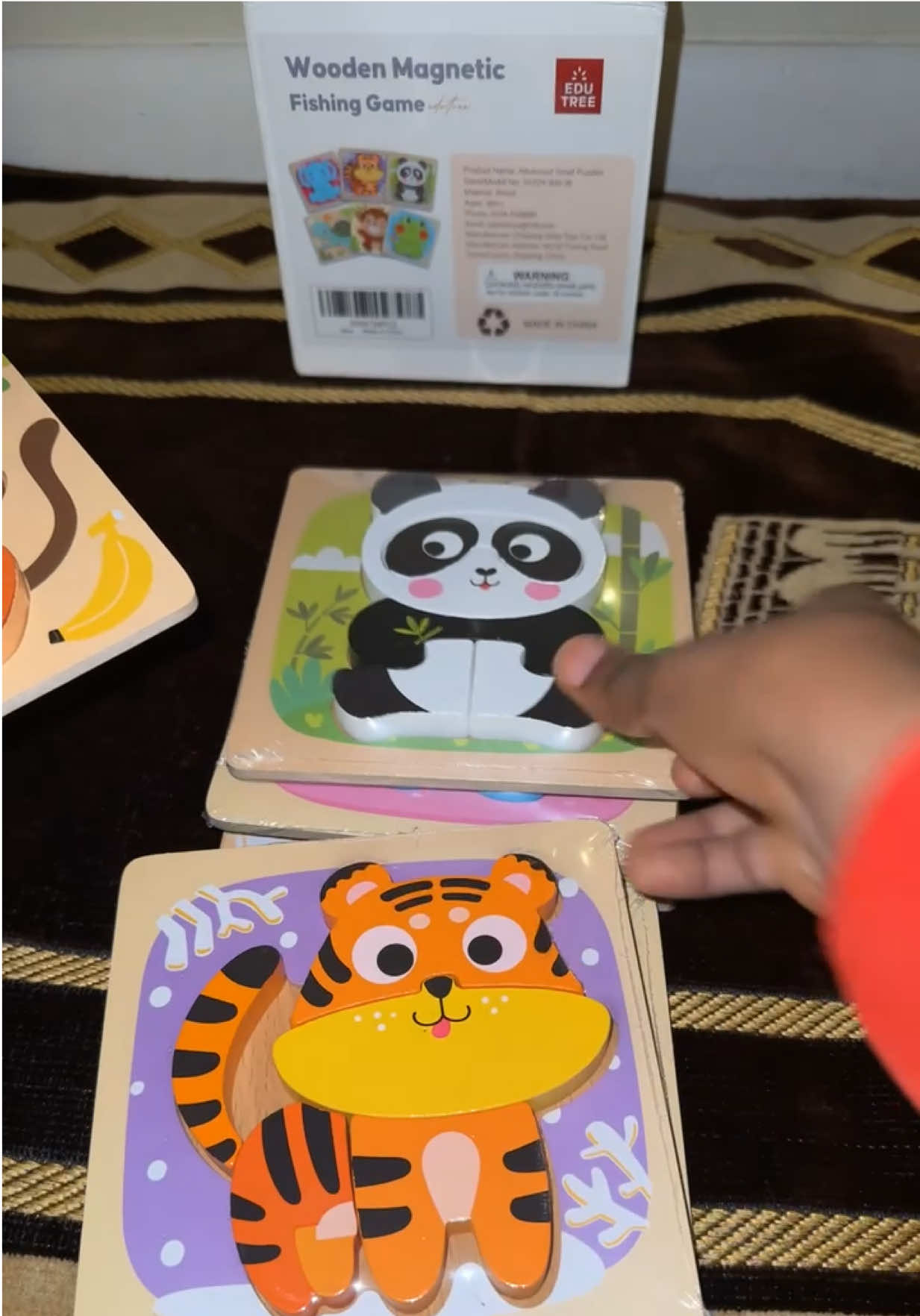 These six sets of animal wooden puzzles are fantastic for developing motor skills and animal recognition. Each puzzle has three to five pieces, making sure children have a great time. #woodenpuzzle #edutreetoy #puzzle #toddlerpuzzle #animalpuzzle  