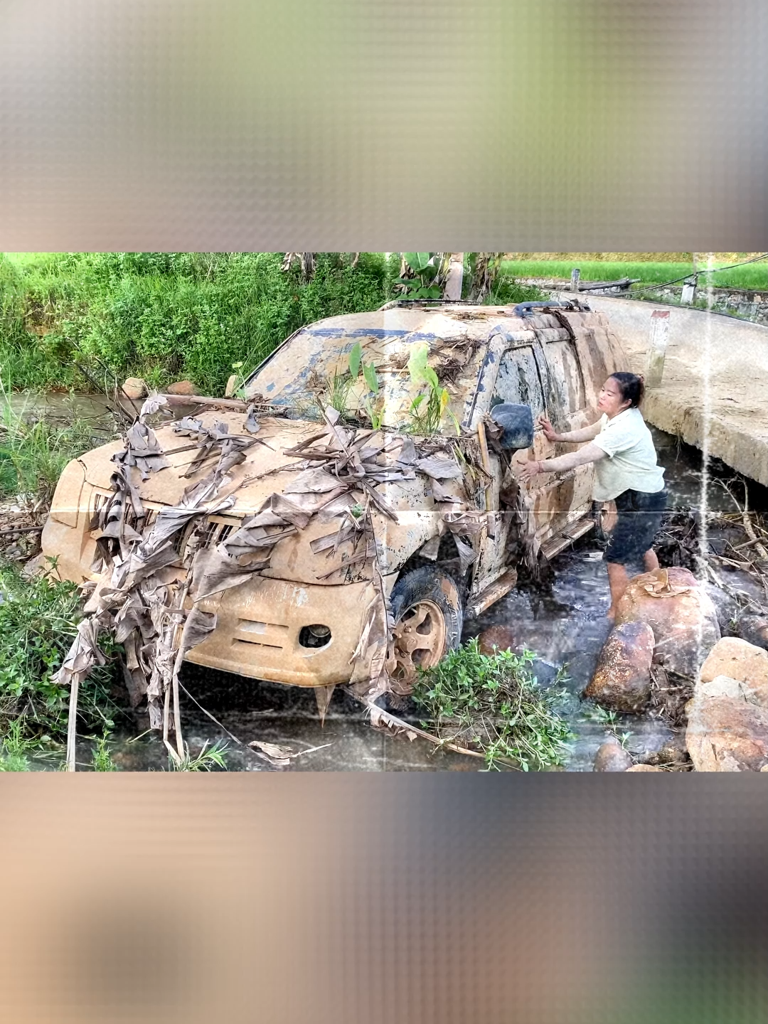 Girl Completely Restores Abandoned Toyota Car in the Middle of a Stream