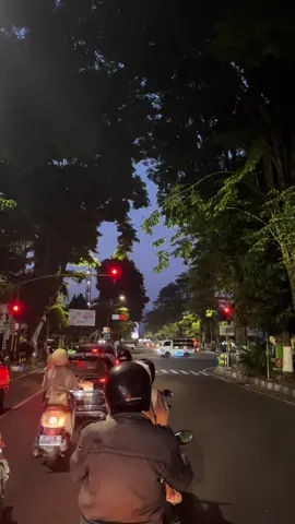 kota sekecil ini banyak menyimpan kenangan,ada seseorang yang harus kita ikhlaskan bukan karna sudah tidak cinta tapi memang masanya sudah habis dan kita dipaksa harus mengikhlaskan nya.masih banyak cerita yang kita sudah lewatkan, tapi harus berhenti melanjutkan karna sutradara sudah mentakdirkannya dijalan masing-masing percayalah cerita kita tak akan pernah hilang dibuku itu sedih,tawa dan bahagia sudah pernah dilewati waktunya kita belajar untuk saling menjaga satu sama lain.tak mengapa jagalah dirimu temui wanita yang lebih baik dariku begitupun diriku semoga kita menjadi manusia yang selalu bahagia.walaupun kebahagiaan bukan aku dan dirimu melainkan dari orang baru itu nanti see you #firal ##ikhlas #bondowoso #sad #fyp #fouryou #f4 