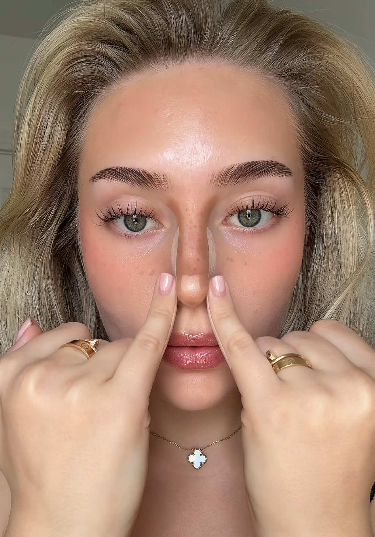 finger nose contour👃🏼 i didn’t think this would work but it did!! original creator: @Eva Larosa products:  @L'Oréal Paris UK infaillible face sculptor in shade fair-light contour  @NARS Cosmetics creamy radiant concealer in shade chantilly  @Huda Beauty easy bake powder in sugar cookie + huda beauty powder puff  #makeup #nosecontour #makeuphacks #beautyhacks #contouring 
