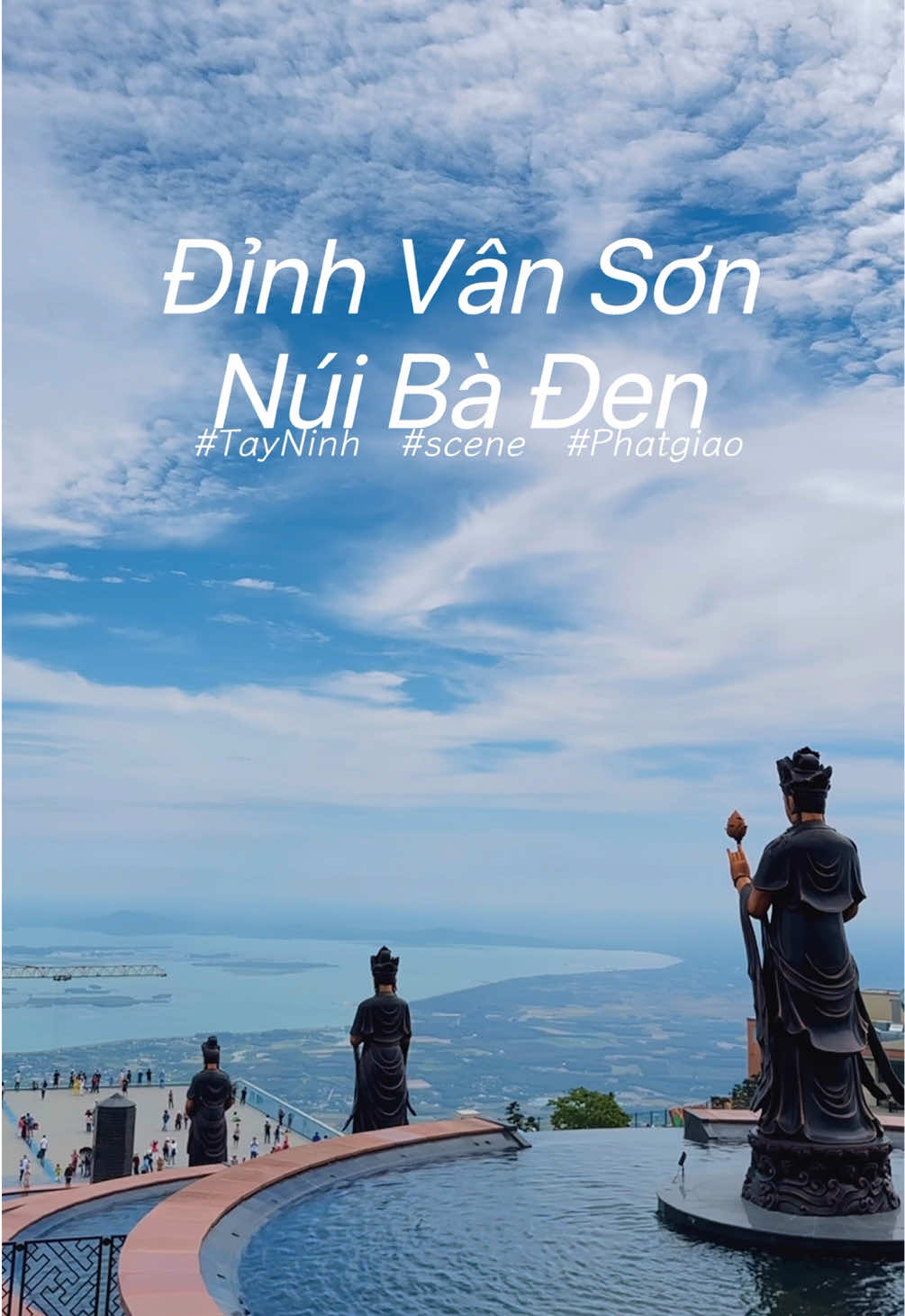 💁🏻‍♀️ “Có đáng để đến 1 lần trong đời không?… Mình dành trả lời trước, “CÓ!” 😄 📍Tại đỉnh Vân Sơn - Núi Bà Đen, chứng kiến tượng Phật hùng vỹ trên thác nước đổ, hoà cùng trời xanh mây trắng nắng vàng, còn đó các tầng mây như đang lượn lờ quanh tượng Phật làm khung cảnh trở nên huyền diệu hơn bao giờ, thật mãn nhãn 🌿 #tayninh #vietnamtravel #nuibaden #fyp #vietnamtoiyeu 
