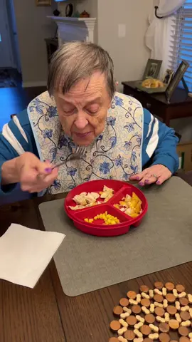 She sees her food better on a contrasting plate endalz alzheimer alzheimers alzheimersawareness #ENDALZ #alzheimers #alzheimersdisease #caregiver #dementia #alzheimerscare #pallativecare #hospicecare