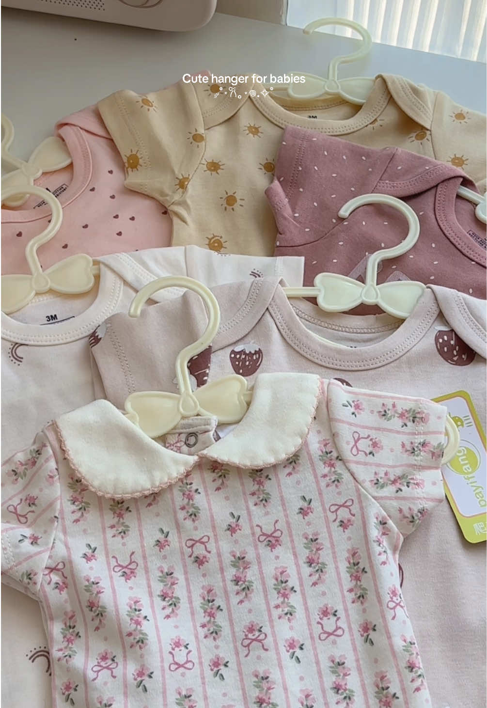 Cute hanger for babies #babyhanger #hangerforbaby #babyclothes #belescueta #fyp 