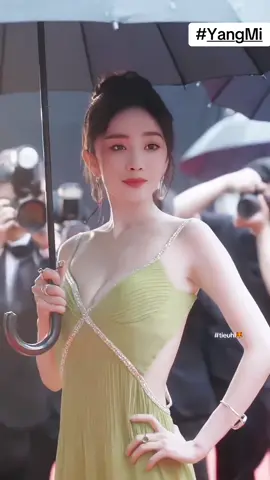 “清丽脱俗,明媚 娇俏,光彩照人”这几个词精准捕捉到了她的特质, 既展现了她的灵动气质,又凸显了她的耀眼魅力, 配上合适的画面。 #杨幂 #YangMi #dươngmịch #dươngmich_yangmi_杨幂 #tieuhi🦊 