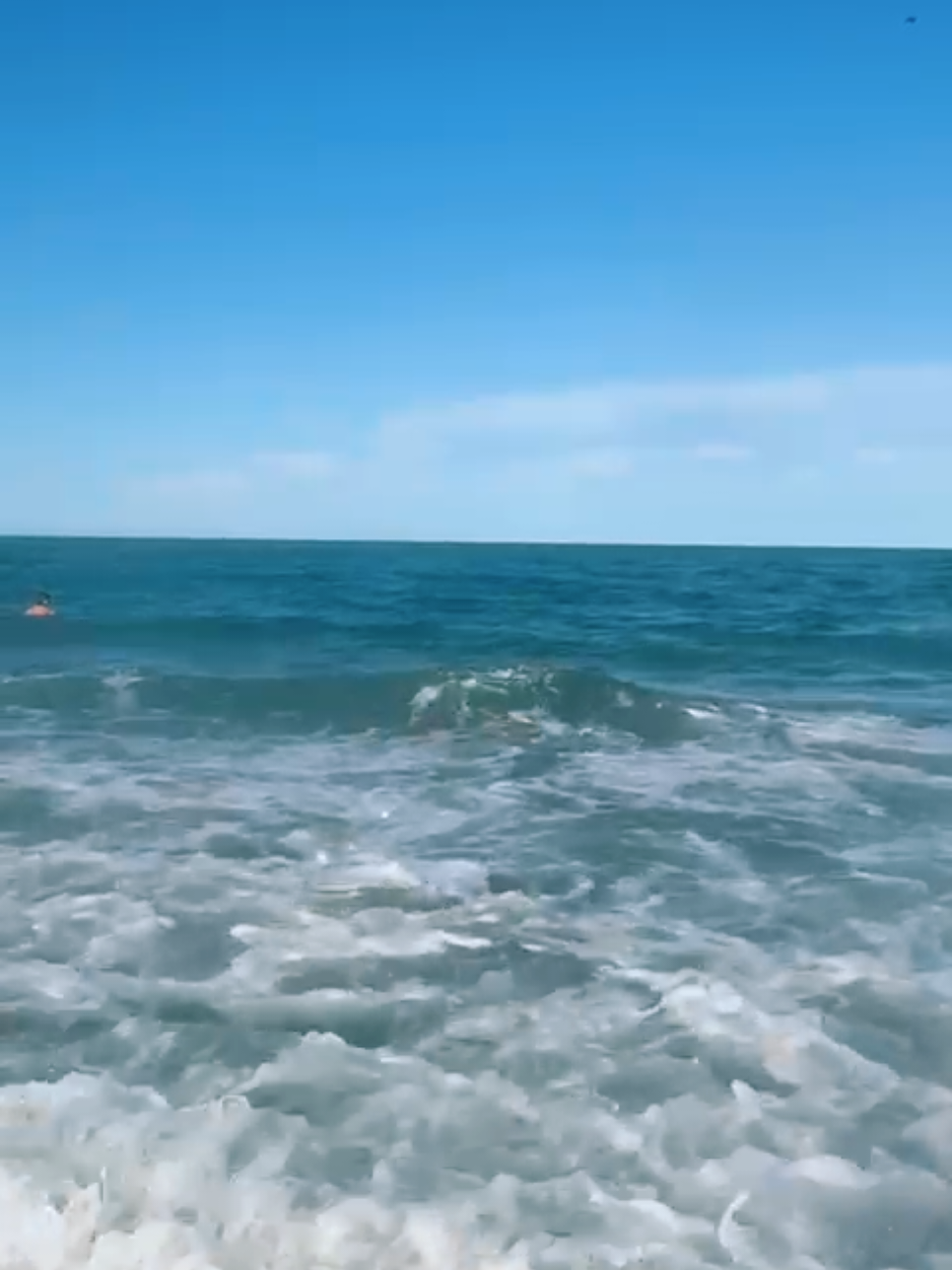 🇷🇴 Blue sky, perfect weather and the beautiful Black Sea at Jupiter summer resort in Constanta County, Romania 😍 #bluesky #beachvibes #blacksea #mareaneagra #jupiter  @Romania 