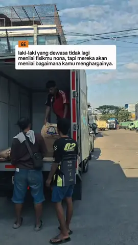 buruh muat yo gelem.  #sopirtruckindonesia🇮🇩 #fypage #kurirpaket #ftypシ 