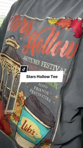 🍂POV: you’re ready for Gilmore Girls season with this cozy tee 😍 For reference: I’m between 5’3 and 5’4 and ordered a large for an oversized fit in the peppered color. There is some slight stretch to it. 🍂 #starshollowshirt #gilmoregirls #starshollow #gilmoregirlstiktok #womensfashion 
