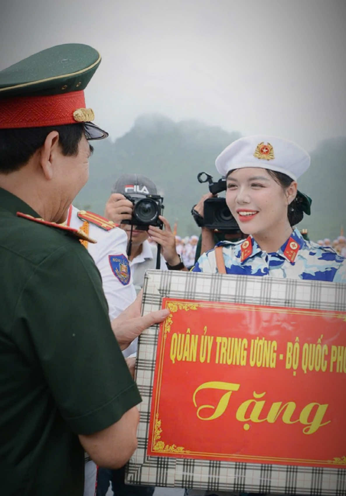 2 mùa được bác Giang tặng quà hẹ hẹ