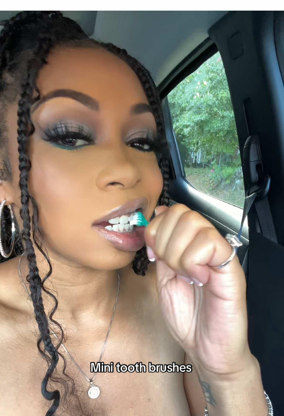 After a full course meal and you still got errands to run keep a couple of these in your purse or car 😌 you won’t regret it #minitoothbrush #toothbrush #travelkit #cleanteeth #floss 