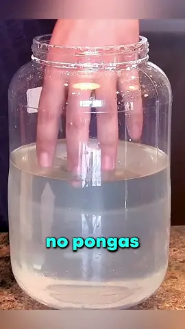 No pongas la mano en esta agua ❄️ porque se congelará al instante. Lo que ves no es agua normal, sino un químico llamado acetato de sodio, también conocido como “hielo caliente”. 🔬 Se obtiene al mezclar vinagre con bicarbonato, hervirlo y dejarlo enfriar. Al entrar en contacto con cualquier superficie, cristaliza como si fuera magia congelada. 😱✨ #rexo #datoraro #ciencia #experimento #magiaquímica Disclaimer:This information is taken from the internet which may or may not be true we do not want to spread any fake news. The content provided by this channel is meant for EDUCATIONAL PURPOSE only. Copyright Disclaimer:- Under section 107 of copyright Act 1976, allowance is made for FAIR USE for purpose such a criticism, comment, news reporting, teaching, scholarship and research. Fair use is as permitted by copyright statues that might otherwise be infringing. Non-profit, educational or personal use tips the balance in favor of FAIR USE.