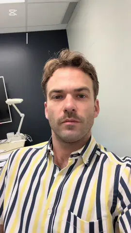 Quand les gars de Première heure parlent dans mon dos avant mon entrée en ondes, le 2 septembre. #icipremière #premiereheure #radio #radiocanada 