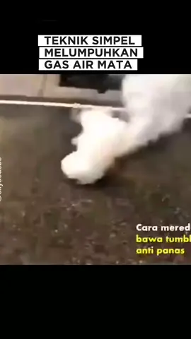 Sarung tangan + wadah air, dgn lubang minimal yg bisa di masukin minuman kaleng, semoga bermanfaat #gasairmata