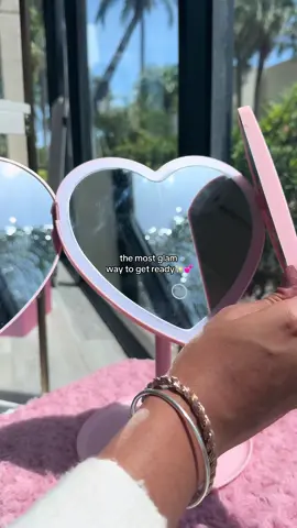 The perfect finishing touch for my space💅💗 #parishilton #pink #mirror #gift #holiday 