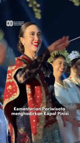 🎉🇮🇩✨ KARNAVAL KEMERDEKAAN HUT RI KE-80 ✨🇮🇩🎉 Hari ini saya merasa sangat bahagia karena dapat menjadi bagian dari Karnaval Kemerdekaan dalam rangka memperingati Hari Ulang Tahun ke-80 Republik Indonesia yang secara resmi dibuka oleh Presiden Prabowo Subianto di kawasan Monas, Jakarta. Karnaval berlangsung begitu meriah, penuh semangat kebangsaan, dan dihadiri oleh ribuan masyarakat yang memadati sepanjang rute karnaval. Kehangatan dan antusiasme masyarakat menjadi bukti nyata bahwa semangat kemerdekaan tetap hidup di hati seluruh bangsa Indonesia. Dalam kesempatan ini, Kementerian Pariwisata menghadirkan Kapal Phinisi, ikon maritim nusantara yang melambangkan semangat berlayar, menjelajahi ribuan pulau, dan membawa pesan tentang pentingnya pariwisata berkelanjutan. Phinisi bukan hanya simbol kejayaan maritim, tetapi juga cermin dari semangat persatuan dan kebanggaan kita sebagai bangsa bahari. Selain itu, kami juga mengangkat tema Pacu Jalur, tradisi budaya yang kini mendunia, sebagai gambaran betapa kayanya warisan budaya Indonesia yang mampu memikat mata dunia. Melalui karnaval ini, kami menampilkan beragam keunggulan Pariwisata Indonesia, mulai dari kekayaan budaya, keindahan alam, hingga program-program unggulan yang mendorong wisata berkualitas dan berkelanjutan. Mari kita jadikan momentum ini sebagai ajakan bersama untuk terus mencintai dan melestarikan keindahan negeri. Mari berwisata #diIndonesiaAja, dukung ekonomi kreatif lokal, lestarikan alam dan budaya, serta wujudkan Pariwisata Berkualitas Menuju Indonesia Emas 2045. Dirgahayu Republik Indonesia ke-80! Merdeka selalu, jayalah Indonesiaku! 🇮🇩 #widiyantiputriwardhana #widiwardhana #ibuwidimenpar #wonderfulindonesia    