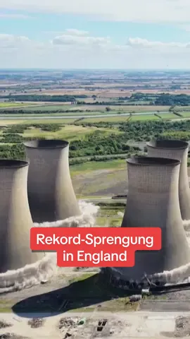 In der britischen Ortschaft Nottinghamshire ist ein Weltrekord gefallen: Acht Kühltürme des ehemaligen Kohlekraftwerks Cottam wurden in einer einzigen kontrollierten Sprengung gleichzeitig zum Einsturz gebracht. Über Monate hatten Fachleute die Aktion vorbereitet – jetzt ist ein weiteres Wahrzeichen der Kohleära verschwunden. 💥💥💥 #weltrekord #england #srfnews #srf #news 