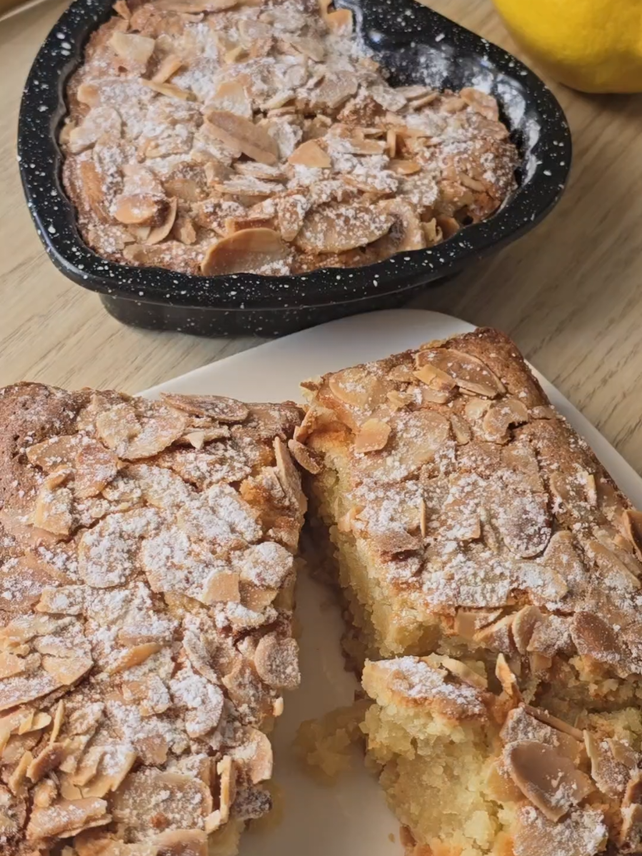 Air fryer tarte aux amandes ultra fondantes recette super facile et rapide au Airfryer  Ingredients et recette 🥧 2 oeufs🥚🥚 130 g de sucre  130 g de poudre d’amande 1 cuillère à café d’extrait de vanille ou d’amande  le zeste d’un citron 🍋  30 g de beurre fondu 🧈 des amandes effilées sur le dessous et sucre glace À saupoudrer sur le dessus mode bake ou icône gâteau 160° pendant 25 minutes vérifier avec la pointe du couteau,la cuisson peut varier de quelques minutes suivant la puissance du airfryer tarte aux amandes #airfryer #airfryerrecipes #airfryermaster #recettefacile  #CapCut 