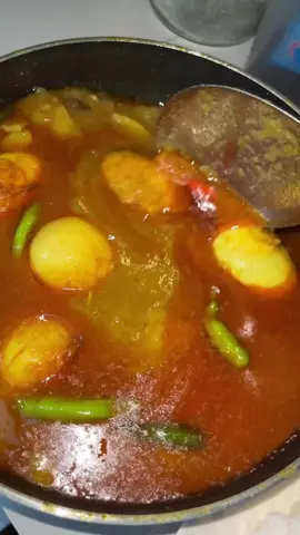 আলু দিয়ে ডিমের ঝোল 