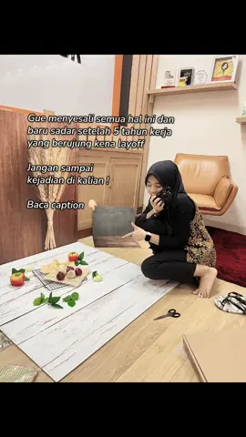 Udah kerja = Aman ? Nggak.. Jangan terbuai, jangan santai.. Gue 5 tahun kerja kantoran, udah 4 kali pindah kerja.. 2 kali dapet perusahaan yang tiba-tiba ada di pinggir jurang.. Padahal sebelumnya aman-aman aja .. Dan ini yg gue sesali : 1. Fokus beli keinginan bukan kebutuhan, skincare, makeup yang sering Gonta ganti. Harusnya kalo udah nemu yg cocok pake itu aja terus. Jangan keseringan fomo kayak gue dulu.. 💡Tips : kalo Lo mau cantik sekalian, jangan Gonta ganti skincare, langsung aja nabung buat treatment. ✅Skincare back to basic aja ✅Makeup beli yg buat daily : -cushion/compact powder -lip produk beli yg tahan lama + bisa menyehatkan bibir sekalian (biar nggak sering retouch), belinya juga 2-3 aja, cukup ! -pensil alis, mascara, eyeliner masing-masing cukup 1. -blush on, eyeshadow ? pake aja lip produk nya ! biar 1 tone make-upnya ! dari pada jadi ondel-ondel karena nggak bisa cocokin warna lipstik, blush-on, sama eyeshadow 🤷🏻‍♀️ 2. Nabung ke tempat yg nggak gampang Lo pake, nggak kepotong biaya admin, dan bikin duit Lo bertumbuh, misal ke emas/dinar/reksadana terpercaya. Udah kepanjangan.. Masih ada beberapa hal lagi.. Gue sambung di next konten.. #tipskerja #budgetingtips  #exkaryawanlayoff #viniiwhyuni #bahagiapascalayoff 