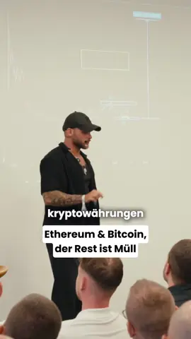 Von über 18 Millionen Kryptowährungen werden fast alle wertlos. Weil sie keinen echten Nutzen haben. Deine Aufgabe als Investor ist es, die wenigen Projekte herauszufiltern, die wirklich die Zukunft treiben, wie Bitcoin und Ethereum, die Banken überflüssig machen. Alles andere wird auf Null gehen. #krypto #bitcoin #investieren #mindset #altcoins #kryptowähhrungen #ethereum