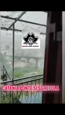 Catania un ponte si sgretola mentre le auto passano  sopra sfiorando la tragedia. E intanto c’è chi sogna il Ponte sullo Stretto… mentre l’Italia crolla a pezzi #catania #ponte #pontesullostretto #shock #videoshock 