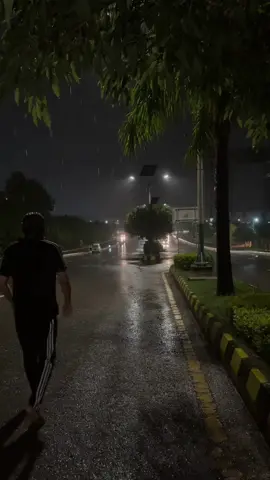 کچھ رشتے کرائے کے مکان کی طرح ہوتے ہیں انہیں جتنا مرضی، سجا لو، چمکا لو، دیکھ بھال کر لو کبھی اپنے نہیں ہوتے۔#🤍🥀 #alyaanimran5 