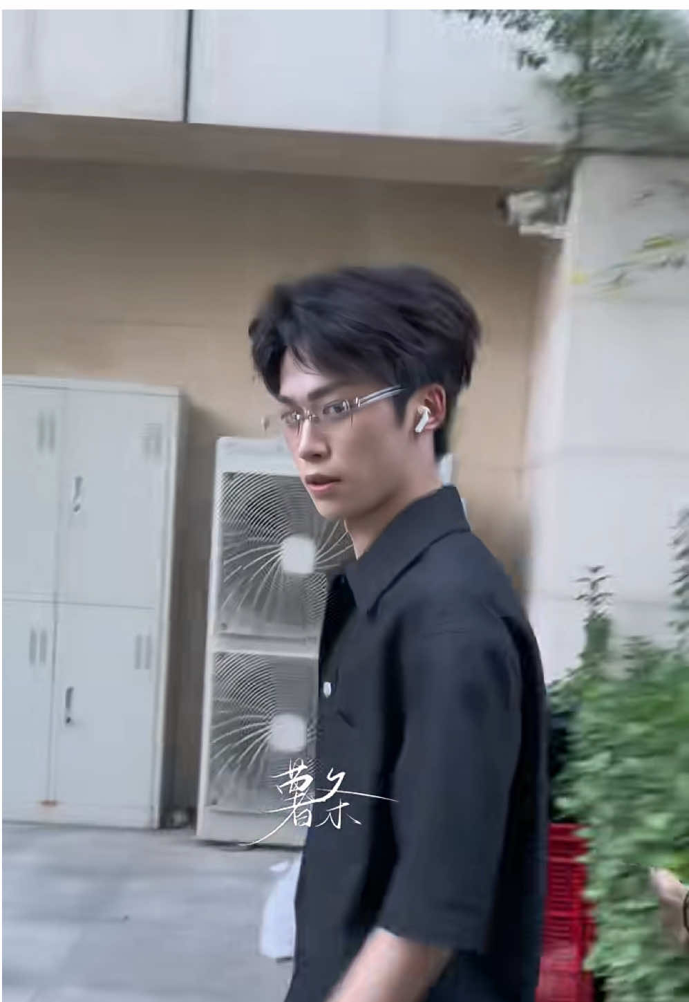 ZIYU x Saesangfan. Cứ phải để Trịnh Bằng online mới đã cái nư được. Hôm nay Ziyu lại gặp phải saesangfan. Đây không phải lần đầu cậu ấy đối diện với những tình huống như vậy. Nhưng thay vì sợ hãi, Ziyu luôn mạnh mẽ, bình tĩnh, phân biệt rõ ràng giữa những fan thật sự – những người yêu thương và ủng hộ đúng mực – và những kẻ quá khích, biến thái chuyên theo dõi. Sự bản lĩnh và tỉnh táo của cậu ấy thực sự đáng ngưỡng mộ. 💛 Today, Ziyu encountered a sasaeng fan again. This isn’t the first time he has faced such situations. It’s truly infuriating that there are still obsessive, intrusive people who invade someone’s private life. Yet Ziyu remains strong and calm, clearly distinguishing between true fans—those who genuinely love and support him—and the dangerous stalkers. His courage and composure are truly admirable. 💛 #梓渝 #ziyu #saesangfan 
