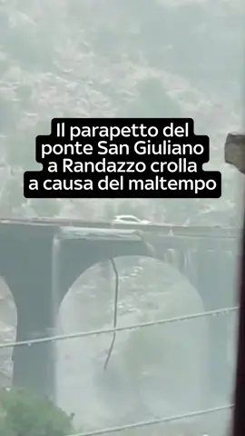 Un violento fenomeno atmosferico ha colpito #Randazzo, in #Sicilia, manifestandosi con una “doccia fredda” — evento tipico degli acquazzoni estivi, in cui il repentino cambio di temperatura genera piogge torrenziali e grandinate sempre più potenti e devastanti, sintomo evidente del cambiamento climatico in atto. In pochi minuti, una quantità impressionante di acqua e grandine si è abbattuta sulla città, mandando in crisi il traffico urbano. La situazione più critica si è registrata lungo la SS 116, unica strada che collega Randazzo a Santa Domenica Vittoria. Il ponte San Giuliano è stato completamente allagato e la violenza delle acque ha abbattuto l’unico parapetto rimasto in piedi dopo l’alluvione del 2021. Grazie al tempestivo intervento della pattuglia del Corpo Forestale, distaccamento di #Bronte, si è evitato il peggio. Subito dopo il crollo dei muretti, documentato da immagini che sono diventate virali in rete, numerosi automobilisti continuavano a transitare ignari del pericolo. Il personale forestale ha prontamente chiuso la strada al traffico, avvertito i Carabinieri, la Polizia Municipale e la sala operativa dell’Ispettorato Dipartimentale, mettendo in sicurezza l’area e prevenendo ulteriori rischi. (🎥 Nuccio Di Paola via X/ Corpo Forestale Regione Siciliana/ Raffaella Daino ) #skytg24 #news #maltempo #notiziedelgiorno