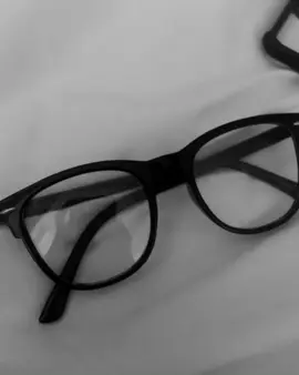 #blackframeglasses #çerçeveligözlük #siyahgözlük #blackglasses #kesfetteyiz #kesfet #fyp 