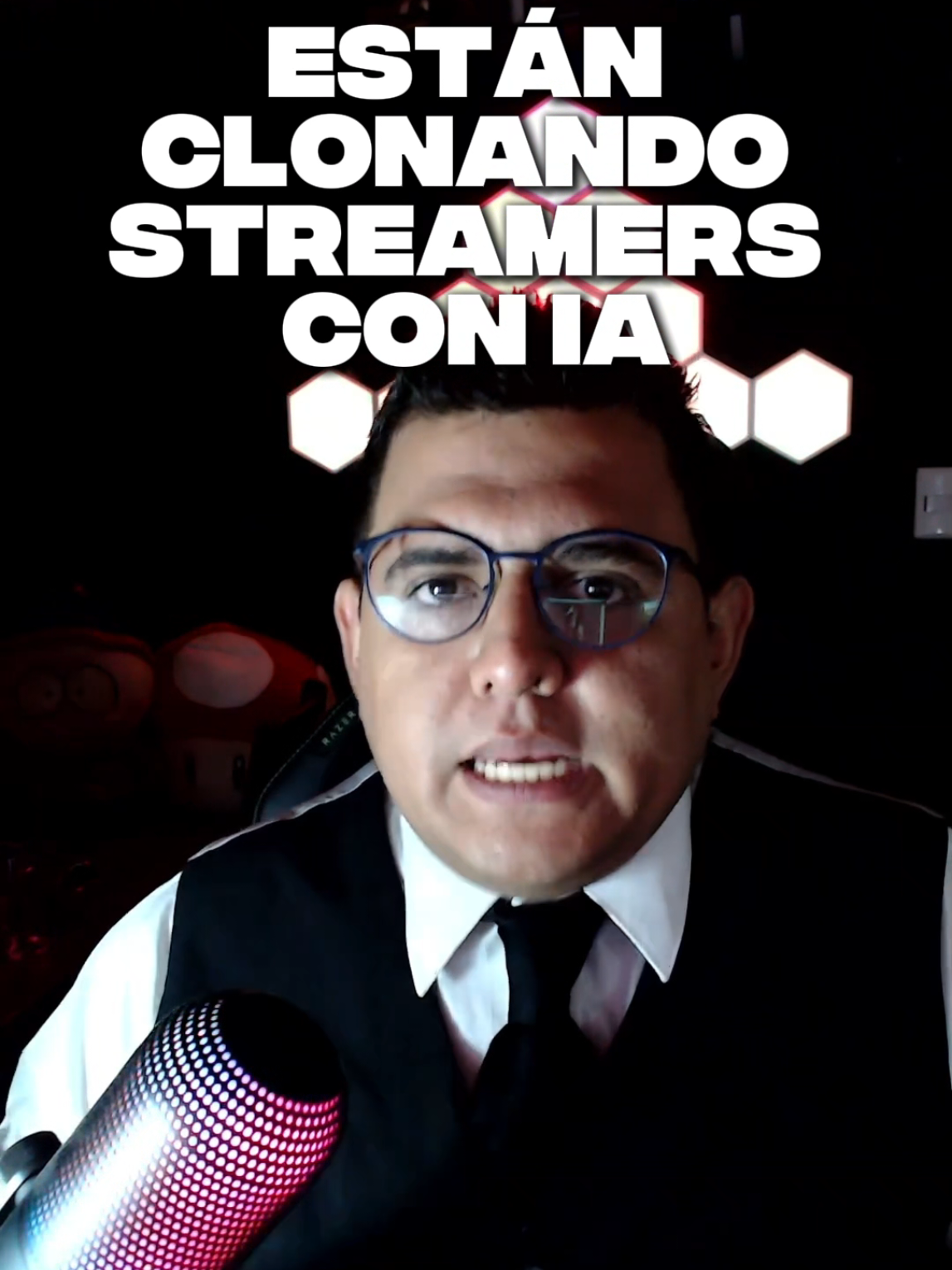 Están clonando streamers con IA para vender videojuegos.  😏 ¿Recuerdas cuando las compañías contrataban streamers reales para venderte un juego? Bueno, olvídalo, porque Nexon decidió ir por la ruta “Black Mirror de bajo costo” con The First Descendant: en lugar de influencers, ahora usan clones digitales creados con IA que se hacen pasar por streamers de carne y hueso 🤖🎭. Estos anuncios, vistos en TikTok, muestran avatares rarísimos balbuceando sobre el jefe Wall Crasher o el crossover con Nier: Automata (mal pronunciado, obviamente🙃) mientras mueven la cabeza como muñecos de goma intentando parecer humanos. Y no hablamos de genéricos sin rostro, sino de copias sospechosamente parecidas a creadores reales como DanieltheDemon, lo que levantó banderas rojas 🚨 en la comunidad. Lo más absurdo es que estos anuncios ni siquiera aparecen en el canal oficial, son ocultos, como si Nexon supiera que estaba jugando con fuego. El backlash fue inmediato en Reddit: usuarios tachando la campaña de creepy, barato y casi paródico. Y es que, en un mundo con miles de streamers dispuestos a promocionar cualquier shooter genérico por unas monedas, ¿de verdad era necesario gastar en herramientas de IA para terminar con clones incómodos? 🤦‍♂️ Este intento de hype terminó en meme, con The First Descendant más recordado por sus falsos streamers que por su propio gameplay. 🎮🔥 #thefirstdecendant  #gaming #gamers #gamerdenacimiento  #Noticias