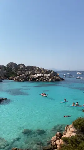 Cala coticcio: nord est dell’isola di Caprera, nell’arcipelago di La Maddalena. Meglio conosciuta come la Tahiti della Sardegna, per i colori caraibici che la rappresentano. ⚠️ Spiaggia protetta: non si può portare ombrellone, asciugamano e non si può portare via niente ed è raggiungibile tramite un percorso di circa 45 min esclusivamente con la guida ambientale, oppure via mare (ma non si può raggiungere la spiaggia in questo modo)