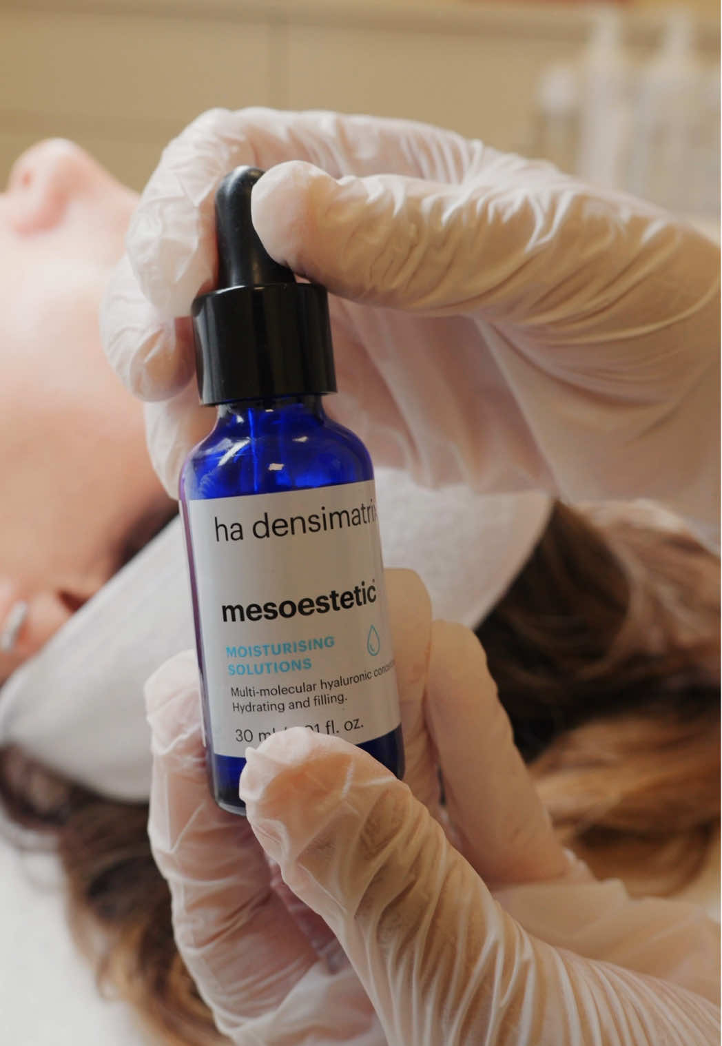 Bij Haila Beauty Clinic werken wij met de hoogwaardige producten van Mesoestetic @mesoestetic.benelux Want een gezonde huid is een samenwerking een journey die we samen aangaan. 🌸 70% van het resultaat behaal jij thuis, met de juiste producten en een goede routine. 🌸 30% doen wij in de kliniek met professionele behandelingen. Daarom krijg je bij ons altijd een eerlijk en persoonlijk productadvies: • Welke producten jouw huid écht nodig heeft • Hoe je de stappen correct gebruikt • Welke producten je wel of niet mag combineren Tijdens behandelingen zoals de Haila Scan & Glam begeleiden we jou stap voor stap in jouw huidjourney – van een uitgebreide huidscan en advies tot een behandeling op maat. Samen werken we naar jouw mooiste en gezondste huid. Jouw huid, onze expertise.. samen maken we het verschil. Wil jij ook een mooie glow? #skingoals #huidverbetering #peeling #fyp #dermaplaning #laseractie #huid #newlocation #microneedling #hailabeautyclinic #foryou #Love #dermamelane#dermaplanefacial#dermamelanpeeling#glowskincare #glowskincarelist #huidverbetering 