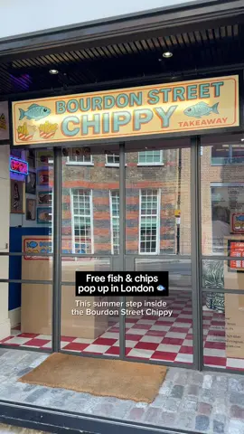 From mushy peas to chip forks, every single detail at Lucy Sparrow’s fish & chips is hand sewn 🐠🍟 With over 65,000 handmade pieces, this immersive art installation is the quirkiest chippy you’ll ever step into and the best bit? It’s free to visit. 🎟️ 📍Lyndsay Ingram Gallery, 20 Bourdon Street 📅 now until 14th September  ⏰ Wednesday-Sunday 11am-6pm  #budgetdayout #budget #freethingstodoinlondon #artinstallation #fishandchips 