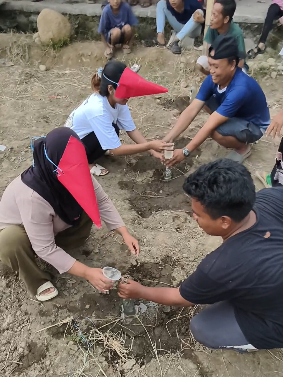 Lomba ngarayap ngasupkeun cai kana botol