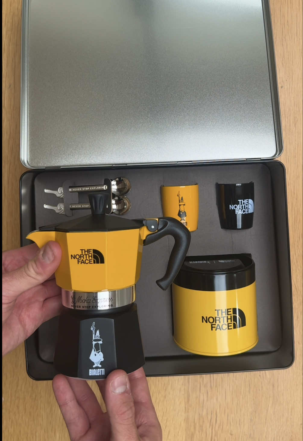 Bialetti X The North Face 🏔️☕️ 🤯 Coffee, adventure, and style in one iconic collab. Inside the set: • ☕ Moka Express 3-Cup – the classic Italian brew • 🥄 Two metallic cups + matching spoons – adventure-ready • 🌟 Perfetto Moka Classico blend – bold, smooth flavour Finished in Summit Gold, inspired by The North Face’s legendary Expedition Parka 🔥 LINK IN BIO (affiliate link) @thenorthface_europe  @thenorthface  #thenorthface #coffee #Unboxing #ASMR #Explore  