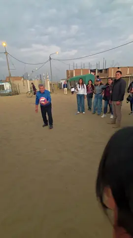 Unas jugadas de vóley en Alto Trujillo 🏐🙌. Nada como compartir alegría y compromiso con mi gente. 🇵🇪✨