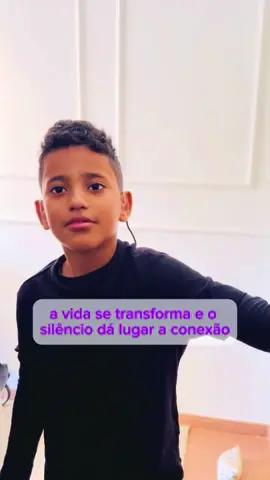 Autismo e perda auditiva. Dois diagnósticos, uma só história de amor e superação. Com cuidado, dedicação e auxilio da fonoaudióloga que acompanha a criança @helolemoos , essa família descobriu novos caminhos.   Assista a este momento especial.” Obrigada família @euyankasantos por acreditar em nosso trabalho, e pelo envio os vídeos 💜🙏🏻.  #autista #autismo #perdaauditiva #infantil #fonoaudiología 