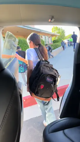 Ya es lunes vámonos a la escuela 🤭A#escuela 