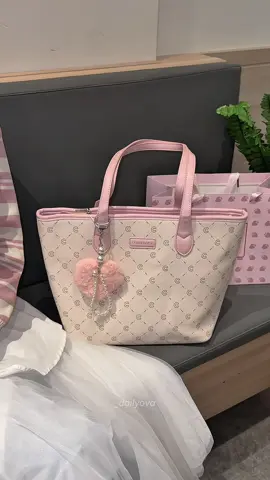 Pecinta pink wajib punya tas yg ini, emg cakep banget 🎀🌸 #taswanita #coraldaisy #pinkbag #tascewek #totebagwanita 