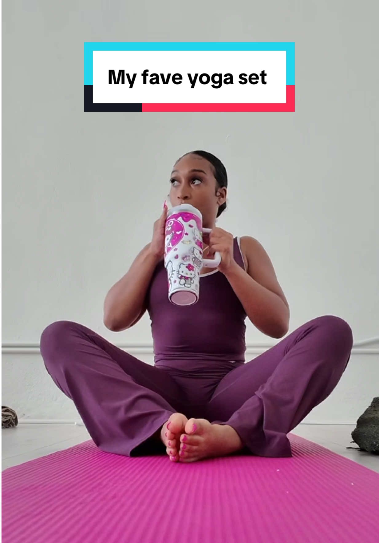 I always get so many compliments on this yoga set 😍 the booty is SITTTTIN okay!