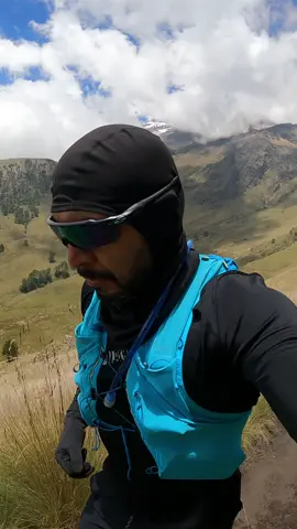 Ruta Paso de Cortes - La Joya - Primer Portillo. Esta es una ruta ideal para hacer trail running, tiene varios tipos de senderos que pondrán a prueba tus habilidades y la suela de tus zapatillas, en ella encontrarás desde caminos tapizados de hojas secas, caminos de lodo y caminos técnicos con grava y piedras. La parte de los portillos es mi favorita pues ahí comienza el ascenso. Nos vemos en la cima 🫡. #trailrunning #trailrunner #niketrail #Running #summit 
