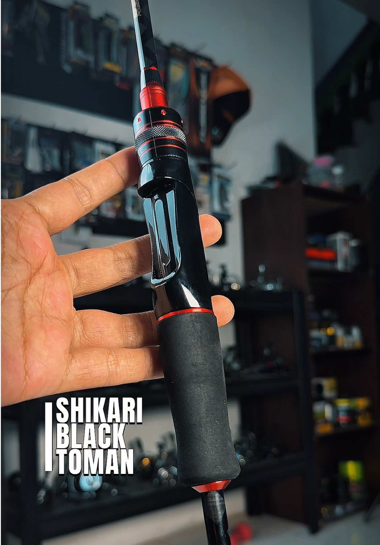 Joran pancing medium action dari Shikari Black Toman Japan Style, solid carbon. #mancing #joranpancing #jorancarbonsolid #joranmedium #shikariblacktoman 